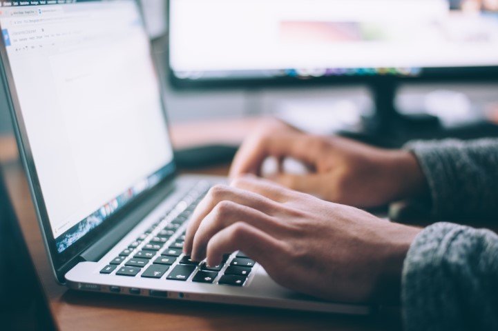 Aufgeklappter Laptop auf der Tastatur wird geschrieben